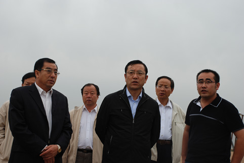 中國藝術研究院院長、非遺中心主任連緝（左二）等領導來風水梁考察